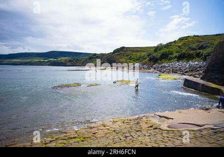 L'accesso alla spiaggia di Robin Hood's Bay è limitato a High Tide Foto Stock
