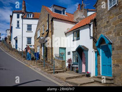 Ci sono molti scalini che portano alla spiaggia di Robin Hood's Bay Foto Stock