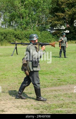 Reenattore del soldato dell'esercito tedesco della seconda guerra mondiale. Fanteria della Wehrmacht con Maschinengewehr 34, o mitragliatrice 34, MG 34 e attrezzature Foto Stock