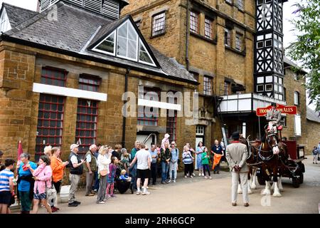 Hook Norton Brewery con Shire Horses Cotswolds Oxfordshire Inghilterra regno unito Foto Stock