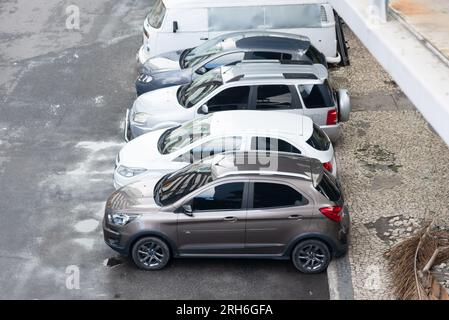 Salvador, Bahia, Brasile - 11 agosto 2023: Auto parcheggiate in una delle strade laterali di Avenida Tancredo Neves nel centro commerciale della città di sa Foto Stock