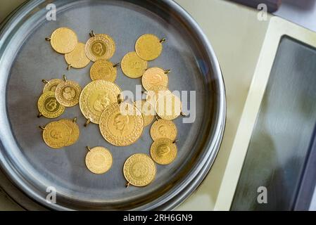 Pila di monete d'oro turche piene, metà e quarto su scala di gioielleria di precisione Foto Stock
