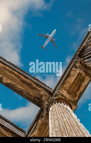 Aereo visto dal basso verso l'alto tra le colonne del tempio di Zeus ad Aizonai Foto Stock