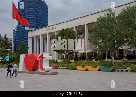 Adoro la scultura di Tirana e la bandiera albanese all'esterno dell'Opera e del Palazzo della Cultura in Piazza Skanderbeg, Tirana, Albania, maggio 2023 Foto Stock