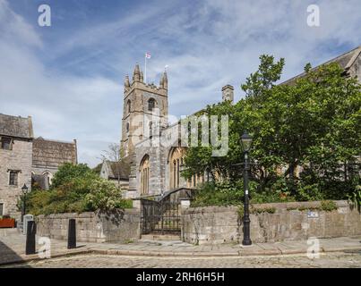 La chiesa Minster di Sant'Andrea a Plymouth. Bombardato durante la seconda guerra mondiale, rinasce nel 1951. Soleggiato giorno di agosto 2023, la bandiera di San Giorgio sventolava. Foto Stock