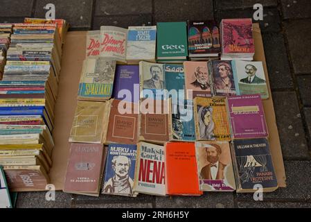 Una bancarella di libri di seconda mano sul marciapiede nel centro di Tirana, Albania Foto Stock