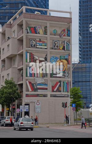 Un gigantesco murale da libreria a Tirana, Albania Foto Stock