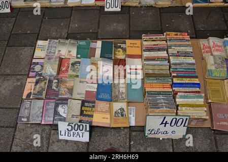 Una bancarella di libri di seconda mano sul marciapiede nel centro di Tirana, Albania Foto Stock