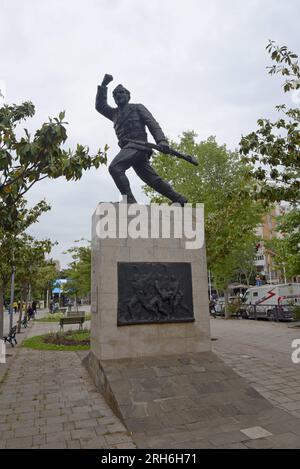 Unknown Soldier Statue, commemora i soldati caduti nella lotta contro gli invasori italiani durante la seconda guerra mondiale, Tirana, Albania Foto Stock