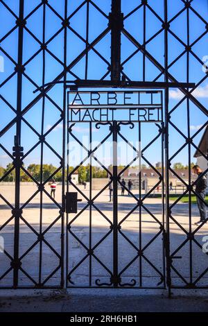 Dachau, Germania, 30 settembre 2015: Famigerata porta del campo di concentramento di Dachau. L'iscrizione recita: Il lavoro ti libera. Foto Stock