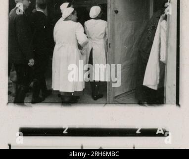 Fotografo delle SS, Gösling, Jobst (Leibstandarte Adolf Hitler, Berlino, Olanda 1943) leader nazisti anziani sulla piattaforma ferroviaria; Hitler pronunciò un discorso dal balcone della Cancelleria del Reich ai soldati feriti, poi riesaminò la guardia d'onore; soldati addestrati sul campo con medico e ambulanza; case verdi, barche sul canale e dragaggio fluviale, vagoni ferroviari, e la popolazione locale in Olanda; addestramento degli equipaggi di mortai e mitragliatrici; ospedale civile con sala operatoria e reparto maternità; Sepp Dietrich che esamina le truppe in caserma con artiglieria trainata e semovente e Flak leggero; cerimonia di premiazione dell'unità con Sepp Dietrich Foto Stock