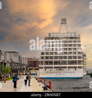 Istanbul, Turchia - 5 maggio 2023: SETTE MARI VOYAGER, grande nave da crociera attraccata al terminal di Galataport, uno sviluppo ad uso misto situato lungo la riva del Bosforo, nel quartiere Karakoy prima del tramonto Foto Stock