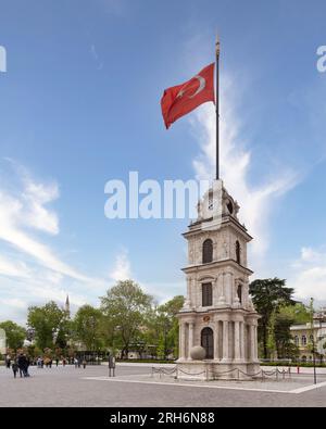 Torre dell'Orologio di Nusretiye, alias Torre dell'Orologio di Tophane, situata all'interno del porto di Galata, quartiere di Tophane, quartiere di Beyoglu, Istanbul, Turchia Foto Stock