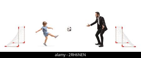 Bambina che gioca a calcio con suo padre isolato su sfondo bianco Foto Stock