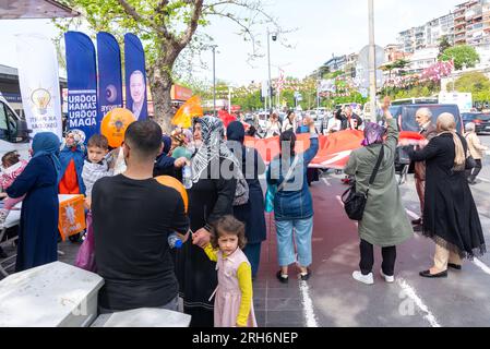 Istanbul, Turchia - 3 maggio 2023: I sostenitori del partito AK sventolano la bandiera turca davanti alla tenda del partito AK nel quartiere di Uskudar durante le elezioni del 2023 Foto Stock