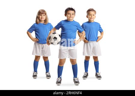 Gruppo di bambini in divisa da calcio in posa con una palla isolata su sfondo bianco Foto Stock