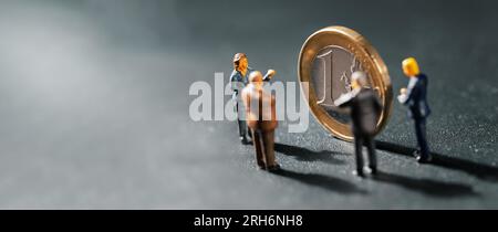 uomini d'affari figurine in piedi accanto alla moneta in euro. concetto di business e finanza. striscione con spazio per la copia Foto Stock