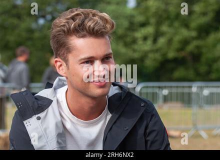 Celebrità ballerina e coreografa britannica AJ Pritchard all'apertura del BLMRA 500, la British Lawn Mower Racing Association annuale, 14 ore di endu Foto Stock