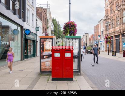 Casella postale Royal mail con forma quadrata doppia, High Street, Lincoln City, Lincolnshire, Inghilterra, REGNO UNITO Foto Stock