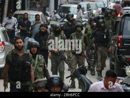 Srinagar Kashmir, India. 14 agosto 2023. Le truppe paramilitari indiane pattugliano durante un'operazione di ricerca a Srinagar, in vista del 77° giorno dell'indipendenza del paese. Il 14 agosto 2023 a Srinagar Kashmir, India. (Immagine di credito: © Firdous Nazir/eyepix via ZUMA Press Wire) SOLO USO EDITORIALE! Non per USO commerciale! Foto Stock