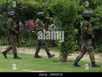 Srinagar Kashmir, India. 14 agosto 2023. Le truppe paramilitari indiane pattugliano durante un'operazione di ricerca a Srinagar, in vista del 77° giorno dell'indipendenza del paese. Il 14 agosto 2023 a Srinagar Kashmir, India. (Immagine di credito: © Firdous Nazir/eyepix via ZUMA Press Wire) SOLO USO EDITORIALE! Non per USO commerciale! Foto Stock