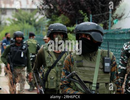 Srinagar Kashmir, India. 14 agosto 2023. Le truppe paramilitari indiane pattugliano durante un'operazione di ricerca a Srinagar, in vista del 77° giorno dell'indipendenza del paese. Il 14 agosto 2023 a Srinagar Kashmir, India. (Immagine di credito: © Firdous Nazir/eyepix via ZUMA Press Wire) SOLO USO EDITORIALE! Non per USO commerciale! Foto Stock