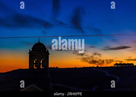 Tramonto su Hontanas, con vista sul Camino de Santiago Iglesia parroquial de la Inmaculada Concepción, Hontanas Hontanas, Burgos, Castiglia e Leó Foto Stock