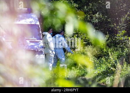 Emmerich, Germania. 14 agosto 2023. Gli agenti forensi indagano sul sito di scoperta di un corpo femminile vicino a una stazione di servizio immediatamente adiacente al confine tedesco-olandese. Credito: Christoph Reichwein/dpa/Alamy Live News Foto Stock