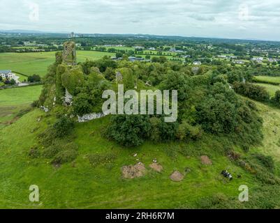 Vista aerea del Castello di Carrigogunnell, superbamente posizionato su una roccia vulcanica con una vista meravigliosa sull'intero estuario di Shannon vicino a Clarina, in Foto Stock