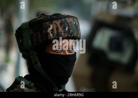 Srinagar, India. 14 agosto 2023. 14 agosto 2023, Srinagar Kashmir, India: Una donna trooper paramilitare sta di guardia durante un'operazione di ricerca a Srinagar, in vista del 77° giorno dell'indipendenza del paese. Il 14 agosto 2023 a Srinagar Kashmir, India. (Foto di Firdous Nazir/Eyepix Group) credito: Eyepix Group/Alamy Live News Foto Stock