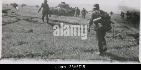 Fotografo delle SS, Grönert, Hermann (Totenkopf, Russia e Italia 1943) dimostrazione Tiger i agli ufficiali giapponesi; azione di combattimento invernale con halftrack, cannone antiproiettile montato sull'halftrack, e StuG III; popolazione russa; molte foto di azione di combattimento della fanteria in Russia con Tiger IS, StuG, Marder e cannoni anticarro; carri armati russi distrutti e catturati; prigionieri di guerra russi; soldati che svuotano le mine; armi d'assalto e Tiger è con la fanteria in Italia, addestramento della fanteria con mortai e un fiume che attraversa lo schwimmwagen Foto Stock