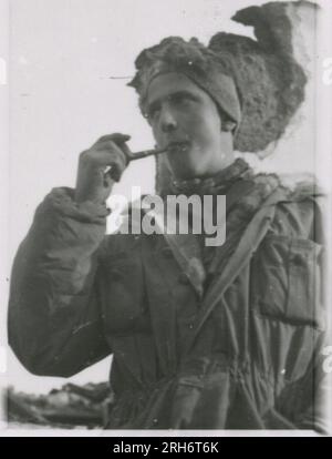 Fotografo delle SS, Grönert, Hermann (Totenkopf, Russia e Italia 1943) dimostrazione Tiger i agli ufficiali giapponesi; azione di combattimento invernale con halftrack, cannone antiproiettile montato sull'halftrack, e StuG III; popolazione russa; molte foto di azione di combattimento della fanteria in Russia con Tiger IS, StuG, Marder e cannoni anticarro; carri armati russi distrutti e catturati; prigionieri di guerra russi; soldati che svuotano le mine; armi d'assalto e Tiger è con la fanteria in Italia, addestramento della fanteria con mortai e un fiume che attraversa lo schwimmwagen Foto Stock