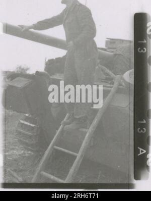 Fotografo delle SS, Grönert, Hermann (Totenkopf, Russia e Italia 1943) dimostrazione Tiger i agli ufficiali giapponesi; azione di combattimento invernale con halftrack, cannone antiproiettile montato sull'halftrack, e StuG III; popolazione russa; molte foto di azione di combattimento della fanteria in Russia con Tiger IS, StuG, Marder e cannoni anticarro; carri armati russi distrutti e catturati; prigionieri di guerra russi; soldati che svuotano le mine; armi d'assalto e Tiger è con la fanteria in Italia, addestramento della fanteria con mortai e un fiume che attraversa lo schwimmwagen Foto Stock