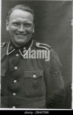 Fotografo delle SS, Grönert, Hermann (Totenkopf, Russia e Italia 1943) dimostrazione Tiger i agli ufficiali giapponesi; azione di combattimento invernale con halftrack, cannone antiproiettile montato sull'halftrack, e StuG III; popolazione russa; molte foto di azione di combattimento della fanteria in Russia con Tiger IS, StuG, Marder e cannoni anticarro; carri armati russi distrutti e catturati; prigionieri di guerra russi; soldati che svuotano le mine; armi d'assalto e Tiger è con la fanteria in Italia, addestramento della fanteria con mortai e un fiume che attraversa lo schwimmwagen Foto Stock