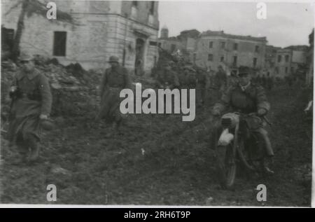 Fotografo delle SS, Grönert, Hermann (Totenkopf, Russia e Italia 1943) dimostrazione Tiger i agli ufficiali giapponesi; azione di combattimento invernale con halftrack, cannone antiproiettile montato sull'halftrack, e StuG III; popolazione russa; molte foto di azione di combattimento della fanteria in Russia con Tiger IS, StuG, Marder e cannoni anticarro; carri armati russi distrutti e catturati; prigionieri di guerra russi; soldati che svuotano le mine; armi d'assalto e Tiger è con la fanteria in Italia, addestramento della fanteria con mortai e un fiume che attraversa lo schwimmwagen Foto Stock