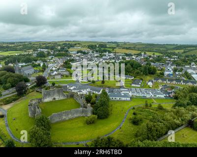 Vista aerea del castello di Ballymote, in rovina, castello anglo-normanno a Cannacht, contea di Sligo con torri rotonde, torre a forma di D, grande torre di cancelli, doppia facciata Foto Stock