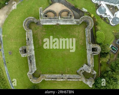 Vista aerea del castello di Ballymote, in rovina, castello anglo-normanno a Cannacht, contea di Sligo con torri rotonde, torre a forma di D, grande torre di cancelli, doppia facciata Foto Stock