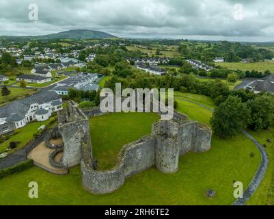 Vista aerea del castello di Ballymote, in rovina, castello anglo-normanno a Cannacht, contea di Sligo con torri rotonde, torre a forma di D, grande torre di cancelli, doppia facciata Foto Stock