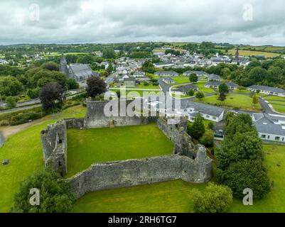 Vista aerea del castello di Ballymote, in rovina, castello anglo-normanno a Cannacht, contea di Sligo con torri rotonde, torre a forma di D, grande torre di cancelli, doppia facciata Foto Stock