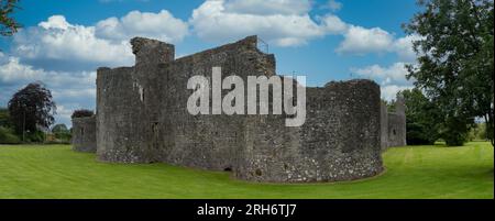 Vista aerea del castello di Ballymote, in rovina, castello anglo-normanno a Cannacht, contea di Sligo con torri rotonde, torre a forma di D, grande torre di cancelli, doppia facciata Foto Stock