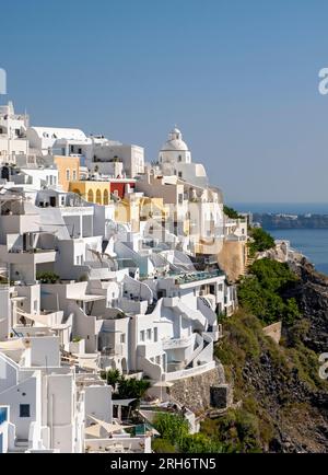 Vista delle ville e delle case sulla scogliera, Fira, Santorini, Grecia Foto Stock
