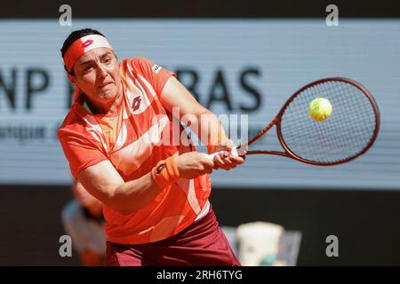 Il tennista tunisino Ons Jabeur in azione al torneo di tennis French Open 2023 al Roland Garros, Parigi, Francia, Europa. Foto Stock