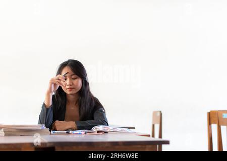 ritorno a scuola con studenti universitari stanchi; ritratto di studentesse esauste che studiano duramente nel college, autunno o inverno indietro t Foto Stock