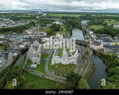 Vista aerea del castello di Desmond ad Askeaton, Irlanda, nella contea di Limerick sul fiume Deel, con la Gothic Banqueting Hall, la più bella costruzione secolare medievale Foto Stock