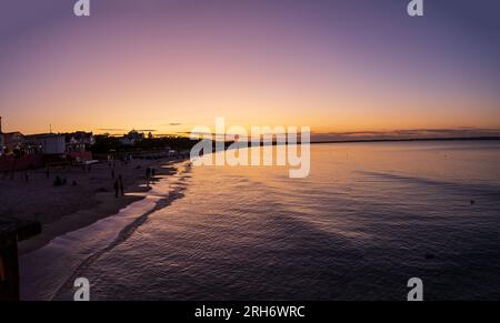 Binz auf Ruegen, Germania - 10 agosto 2023: Vista panoramica della costa dopo il tramonto Foto Stock