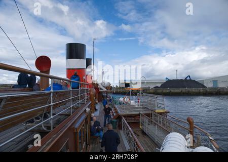 Il piroscafo a pale Waverley lascia Ayr Harbour per una crociera di piacere nell'estuario di Clyde, Scozia, Regno Unito Foto Stock