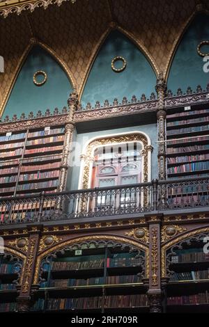 Rio de Janeiro, Brasile: Libri antichi nella sala di lettura del Gabinetto reale portoghese di lettura, una biblioteca pubblica e un'istituzione culturale lusofona Foto Stock