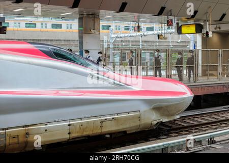 Tokyo, Giappone. 18 aprile 2023. Un treno Shinkansen, il treno ad alta velocità del Giappone, alla stazione di Tokyo, 18 aprile 2023. Credito: dpa/Alamy Live News Foto Stock