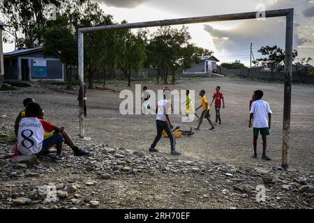 Abiy Adi, Etiopia. 15 maggio 2023. Un gruppo di bambini gioca a calcio in un IDP Center nella città di Mekelle. L’Etiopia settentrionale sta ancora soffrendo degli effetti della guerra del 2020, ora in pausa. Più di 800.000 donne e bambini hanno bisogno di aiuto, ma le principali organizzazioni umanitarie hanno fermato le spedizioni di cibo a causa di sospetti di furto. (Foto di Edgar GutiÈrrez/SOPA Images/Sipa USA) credito: SIPA USA/Alamy Live News Foto Stock