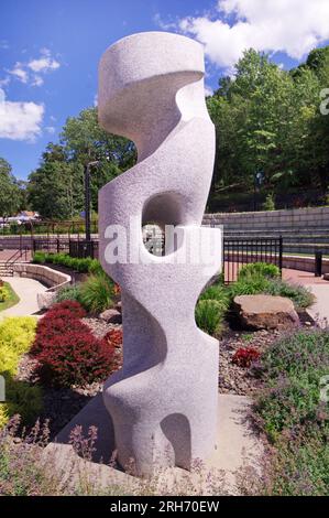 Una scultura di granito intitolata "spirale verso l'alto" (spirale verso l'alto) creata dall'artista di scultura David Green, di Harveys Lake, Pennsylvania. Foto Stock